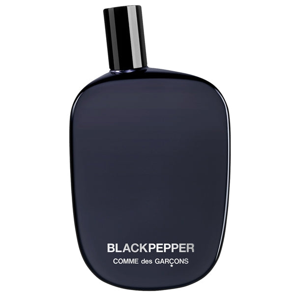 Comme des Garçons - Blackpepper Parfumflakon in tiefschwarz mit glänzendem Verschluss vor weißem Hintergrund