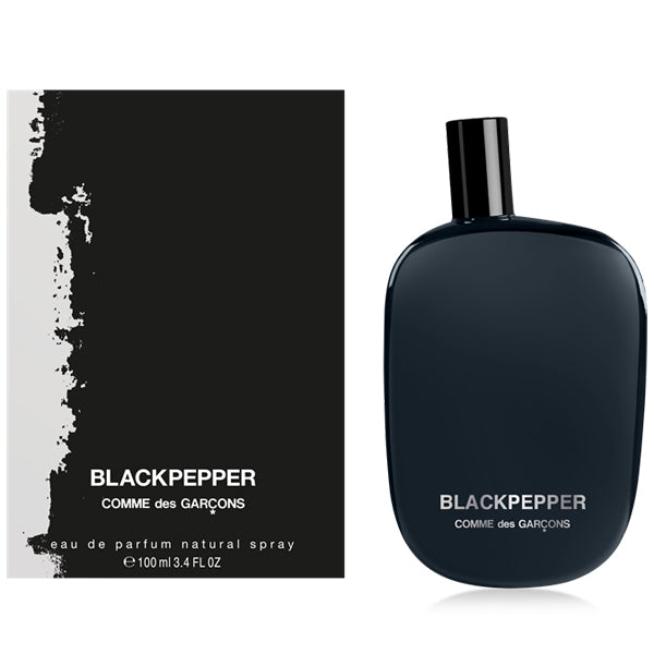 Comme des Garçons - Blackpepper Parfumflakon im tiefschwarzen Design mit minimalistischer Schrift vor weißem Hintergrund