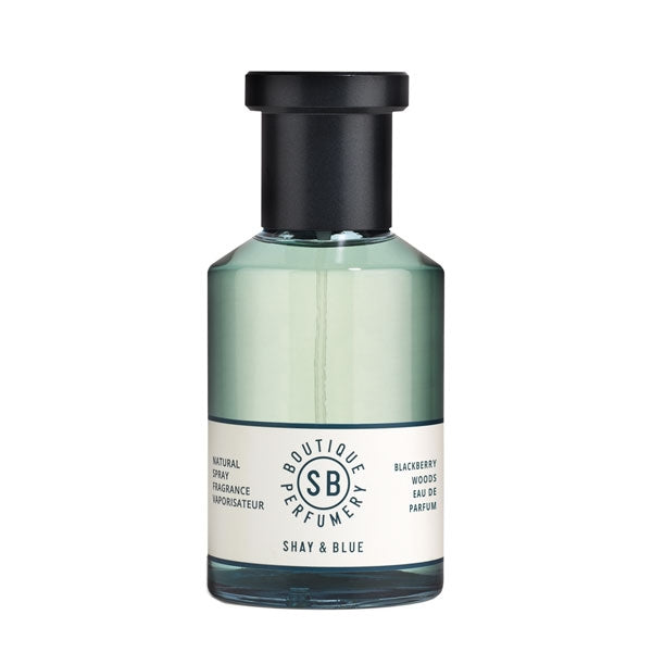 Shay & Blue - Blackberry Woods Parfumflakon in klarer Glasoptik mit schwarzem Verschluss vor weißem Hintergrund