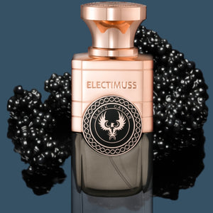 Electimuss - Black Caviar Flakon mit kupferfarbenem Verschluss vor glänzenden schwarzen Kaviarperlen auf blauem Hintergrund