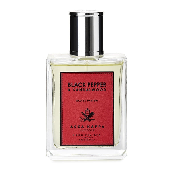 Acca Kappa - Black Pepper & Sandalwood Parfümflakon mit rechteckigem Glas und rotem Etikett vor weißem Hintergrund