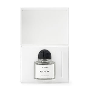 Byredo - Blanche - Absolu de Parfum im offenen weißen Etui mit schlichtem Flakon und schwarzem, gerilltem Verschluss