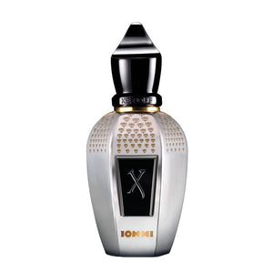 Xerjoff - Blends - Tony Iommi Parfumflakon in silberner Optik mit schwarzem Verschluss vor weißem Hintergrund