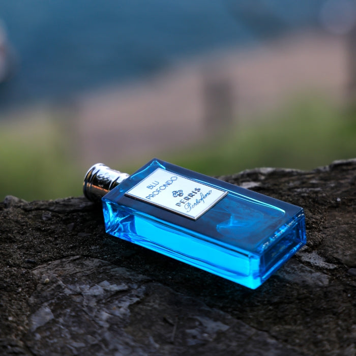 Perris Monte Carlo - Portofino - Blu Profondo rechteckiger blauer Flakon mit silbernem Verschluss auf Natursteinfläche