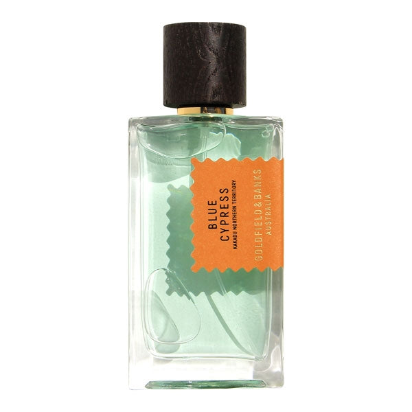 Goldfield & Banks - Native Collection - Blue Cypress Parfumflakon mit klarem Design und hölzernem Verschluss in hellgrüner Flüssigkeit