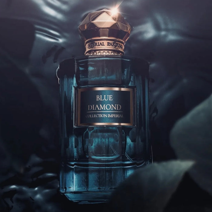 Imperial Parfums - Blue Diamond in tiefblauem Flakon mit markantem goldfarbenem Verschluss vor mystischem dunklem Hintergrund