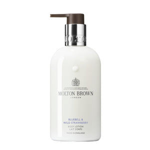 Molton Brown - Bluebell & Wild Strawberry Body Lotion in weißer Flasche mit braunem Spender für zarte Hautpflege