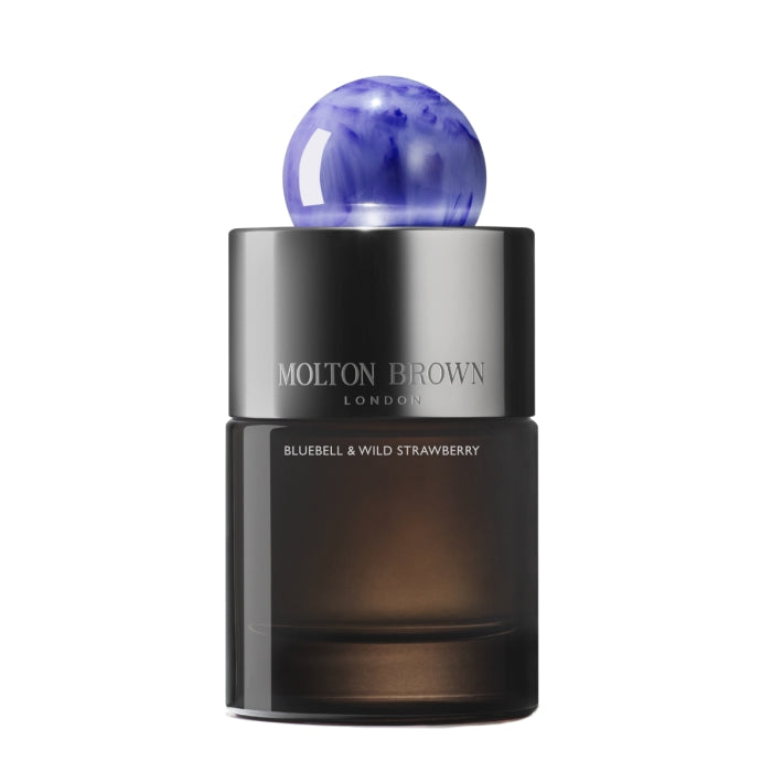 Molton Brown - Bluebell & Wild Strawberry zeigt eleganten Flakon mit dunklem Glas und kugelförmigem lilafarbenem Verschluss
