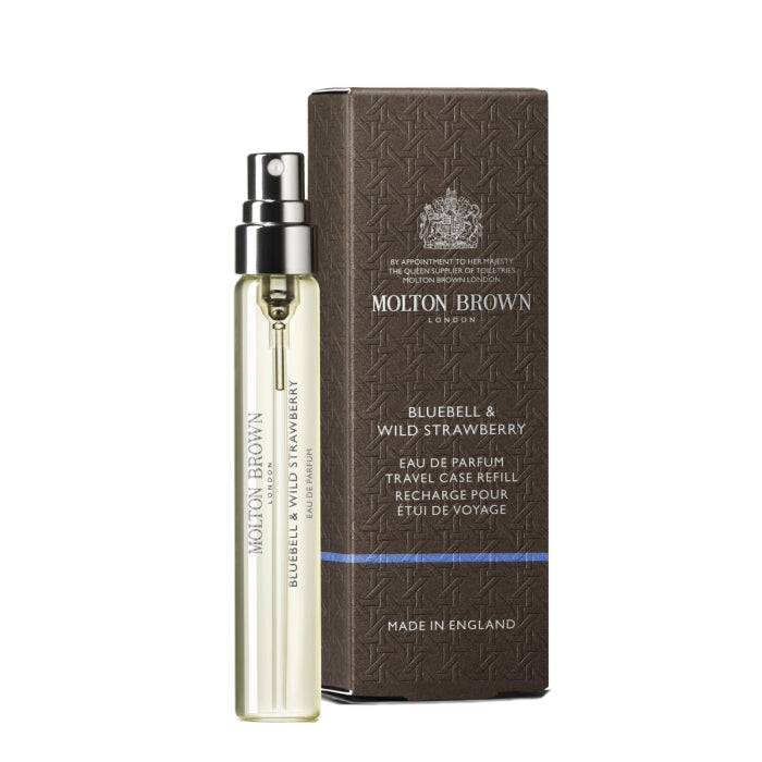 Molton Brown - Bluebell & Wild Strawberry zeigt schlanken Nachfüllspray mit transparentem Glas und brauner Verpackung
