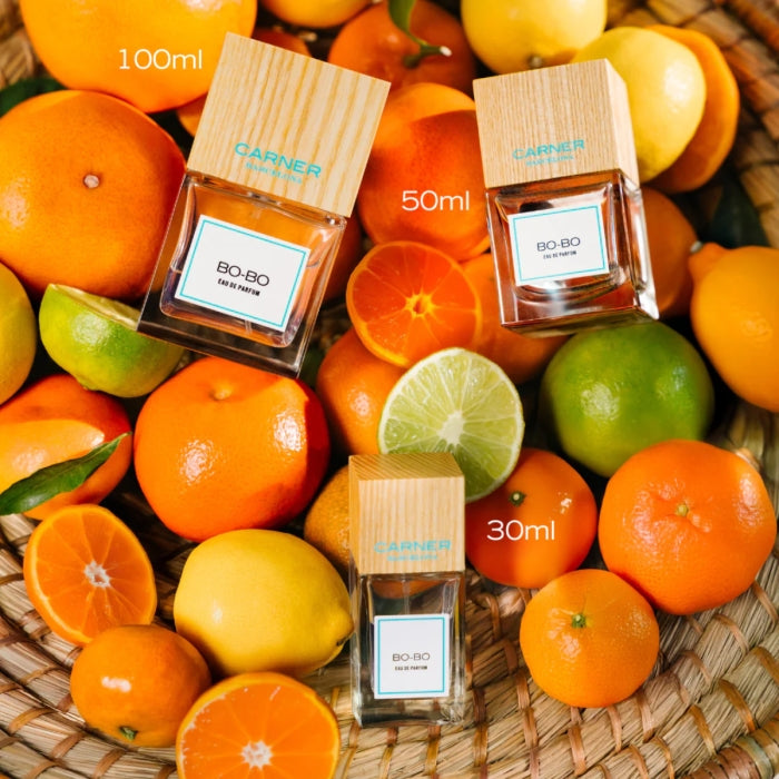Carner Barcelona - Mediterranean Collection - Bo-Bo Parfumflakons in drei Größen auf bunter Zitrusfrucht-Dekoration