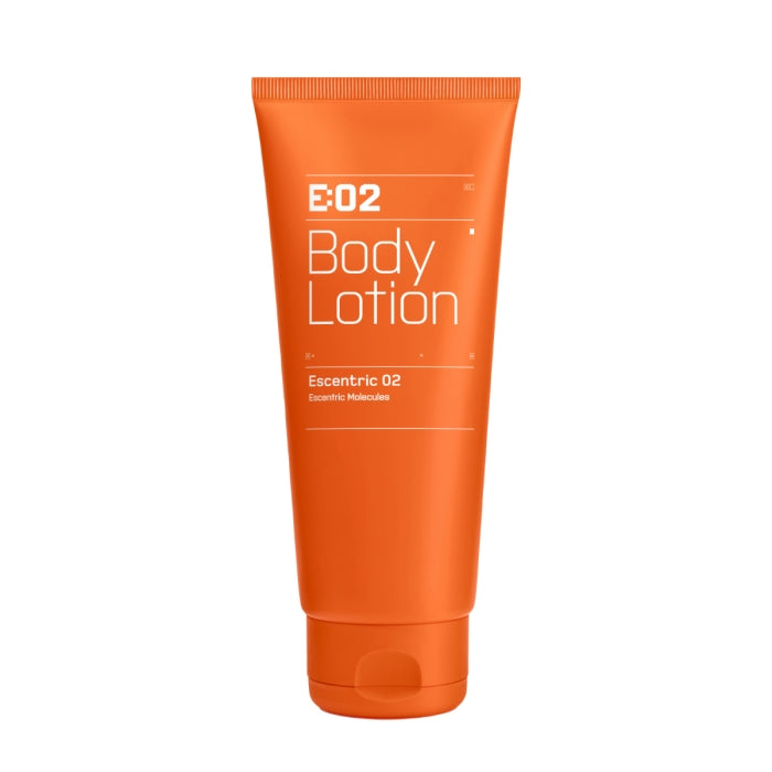 Escentric Molecules - Escentric 02 - Body Lotion in oranger Verpackung mit belebendem Ambroxan-Duft für erfrischte Hautpflege
