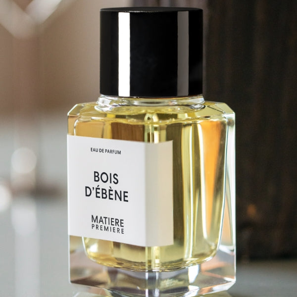 Matière Première - Bois d'Ebène zeigt elegant gestalteten Parfumflakon mit klarem Glas und schwarzem Verschluss