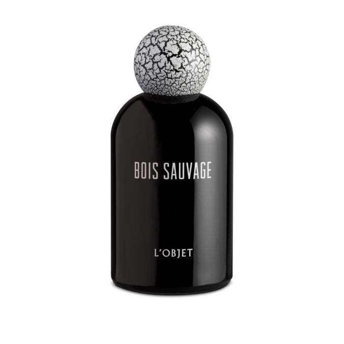 L'Objet - Bois Sauvage Parfumflakon in schwarzem Glas mit markantem, weiß marmoriertem Kugelverschluss elegant präsentiert