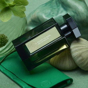 L'Artisan Parfumeur - La Collection - Il Était un Bois Parfümflakon in grünem Design mit Naturdekoration auf grünem Hintergrund