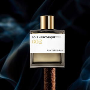 Bon Parfumeur - Les Extraits - 602 Bois Narcotique Intense Parfumflakon mit goldfarbenem Verschluss vor dunklem Rauchhintergrund