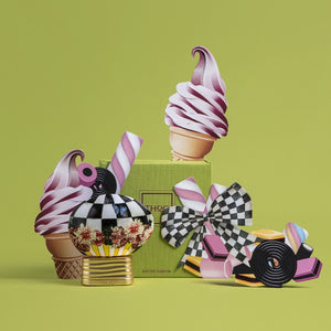 THoO - Crazy Collection - Bonbon Pop Parfumflakon mit Schachbrettmuster, floralen Details und Zuckerwatte vor grünem Hintergrund