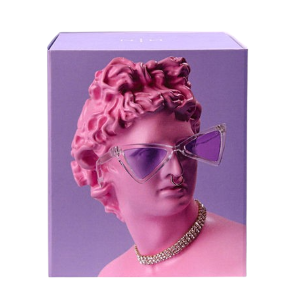 New Notes - Contemporary Blend Collection - Bonbons à la Violette Verpackung mit pinker Statue, Sonnenbrille und Halskette vor violettem Hintergrund