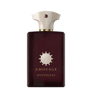 Amouage - Boundless Parfumflakon in tiefrotem Design mit cremefarbener Kappe und goldenem Markenlogo vor weißem Hintergrund