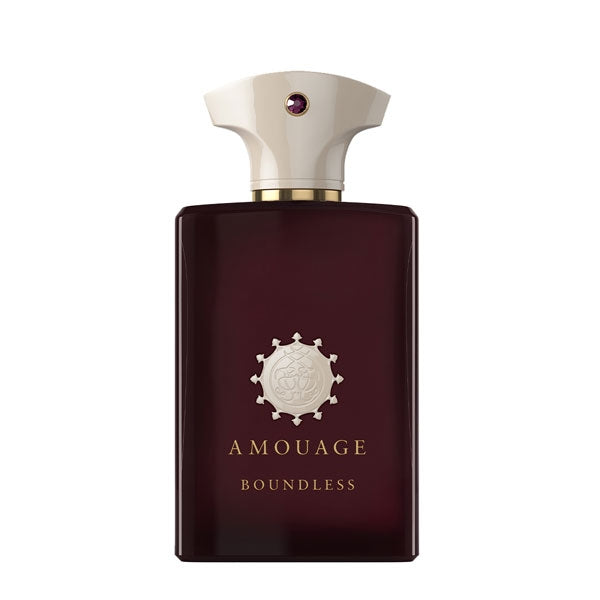 Amouage - Boundless Parfumflakon in tiefrotem Design mit cremefarbener Kappe und goldenem Markenlogo vor weißem Hintergrund
