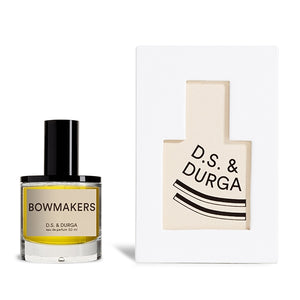 D.S. & Durga - Bowmakers Parfümflakon mit schwarzem Verschluss und Box mit geprägt gestaltetem Etikett vor weißem Hintergrund