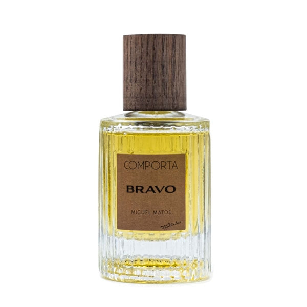 Comporta Perfumes - Bravo klarer Flakon mit gelbem Duft und Holzverschluss vor weißem Hintergrund