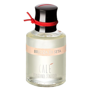 Calé Fragranze d'Autore - Brezza di Seta Flakon mit rotem Band und hellbeigem Etikett auf weißem Hintergrund