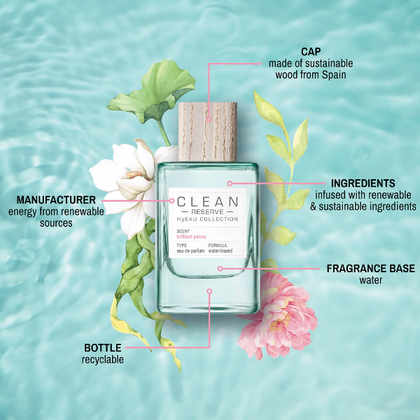 Clean Perfume - H2Eau Brilliant Peony Flakon mit nachhaltigem Holzdeckel und botanischen Elementen vor Wasserhintergrund