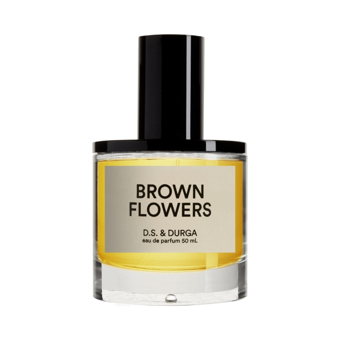 D.S. & Durga - Brown Flowers zeigt klaren Flakon mit goldbrauner Flüssigkeit und schlichtem Etikett vor weißem Hintergrund