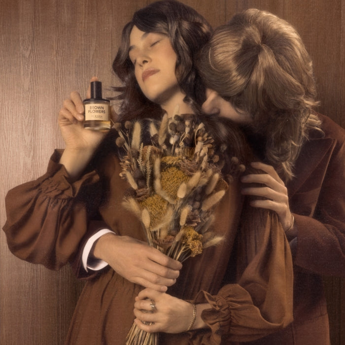D.S. & Durga - Brown Flowers zeigt zärtliche Szene mit zwei Personen und getrockneten Blüten in warmen Brauntönen