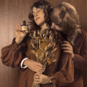 D.S. & Durga - Brown Flowers zeigt zärtliche Szene mit zwei Personen und getrockneten Blüten in warmen Brauntönen