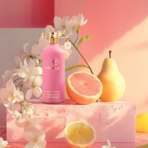 Montale - Bubble Forever Parfumflakon in zartem Rosa vor floraler Kulisse mit Zitrus- und Birnenfrüchten