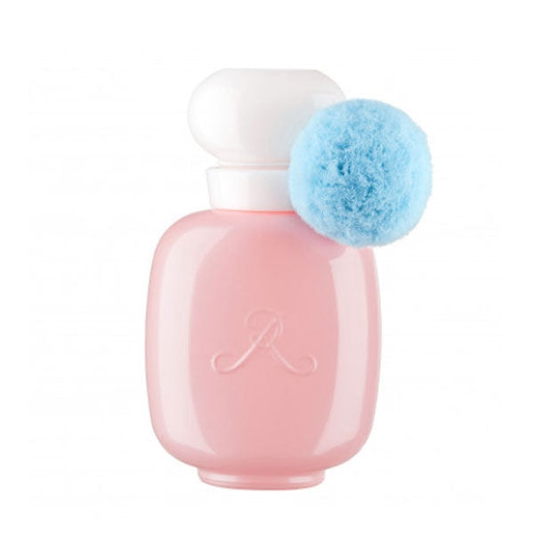 Parfums de Rosine - Bulle de Rose rosa Flakon mit weißem Verschluss und blauem dekorativem Pompon vor weißem Hintergrund