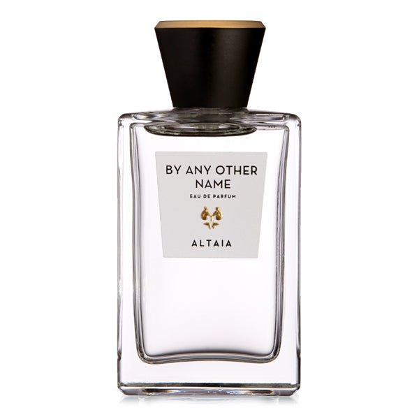 Altaia - By Any Other Name Parfumflakon mit schwarzem Verschluss und klarer Flüssigkeit vor weißem Hintergrund