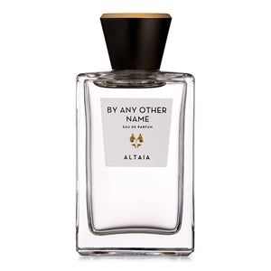 Altaia - By Any Other Name Parfumflakon mit schwarzem Verschluss und klarer Flüssigkeit vor weißem Hintergrund