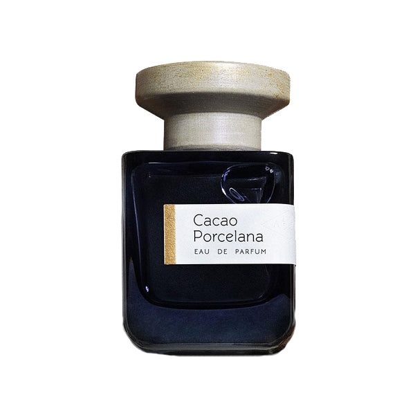 Atelier Materi - Cacao Porcelana Parfumflakon in dunkelblau mit hellem, einzigartigem Holzverschluss vor weißem Hintergrund