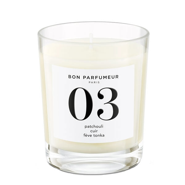 Bon Parfumeur - Candle 03 im klaren Glas mit minimalistischen weißem Etikett und schwarzer Schrift vor weißem Hintergrund