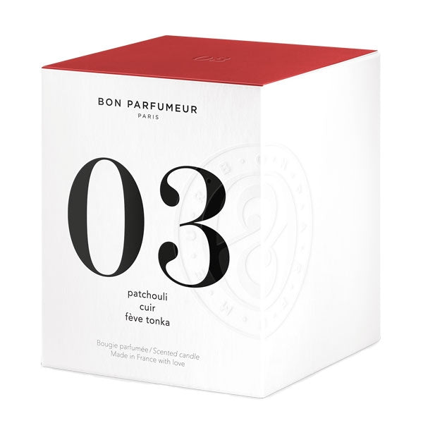Bon Parfumeur - Candle 03 weiße Verpackung mit rotem Deckel und minimalistischer Typografie für Duftkerze mit Leder- und Patschulinote