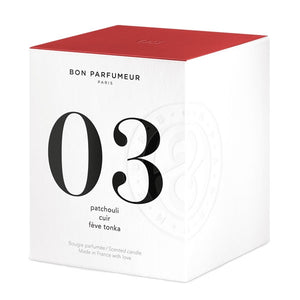 Bon Parfumeur - Candle 03 weiße Verpackung mit rotem Deckel und minimalistischer Typografie für Duftkerze mit Leder- und Patschulinote