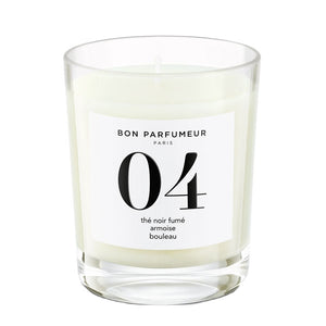 Bon Parfumeur - Candle 04 weiße Kerze im klaren Glas mit schlichtem Etikett und rauchigem Schwarzteeduft