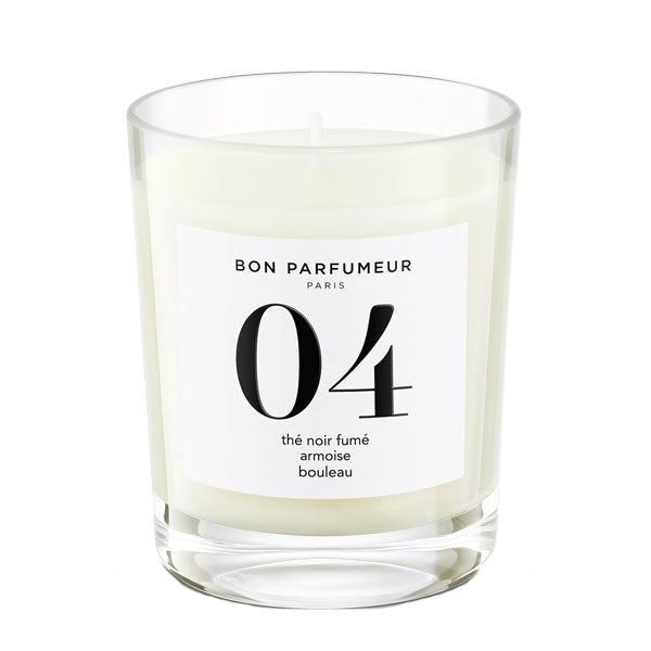 Bon Parfumeur - Candle 04 weiße Kerze im klaren Glas mit schlichtem Etikett und rauchigem Schwarzteeduft