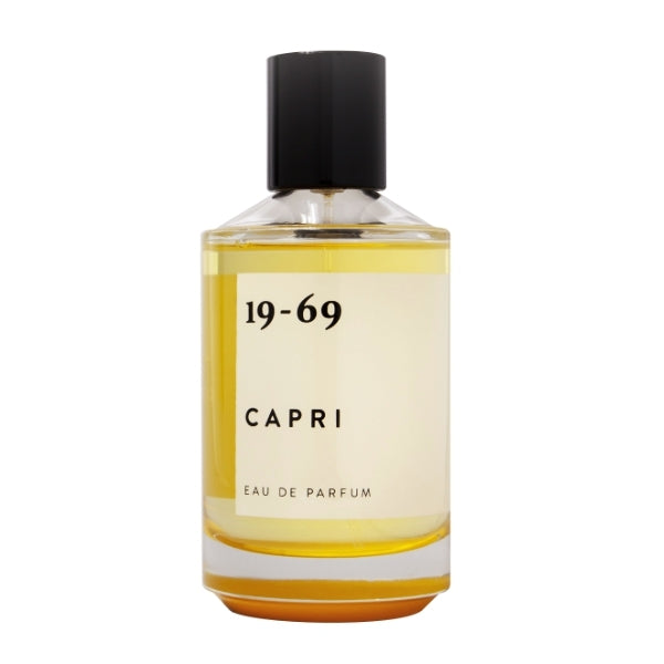 19-69 - Capri Parfumflakon mit bernsteinfarbener Flüssigkeit und schlichtem Etikett vor weißem Hintergrund