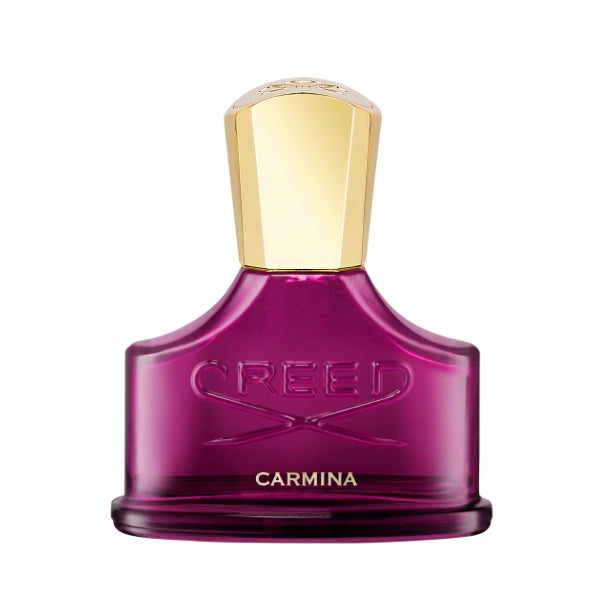 Creed - Carmina zeigt intensiven purpurroten Flakon mit glänzendem goldfarbenem Verschluss und geprägtem Schriftzug auf weißem Grund