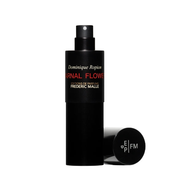 Frédéric Malle - Carnal Flower Parfumzerstäuber in mattschwarzem Design mit roter Schrift vor weißem Hintergrund