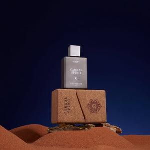 Spiritum - 6 - Carnal Spirit Parfumflakon in dunklem Design auf braunem Korkblock vor tiefblauem Hintergrund