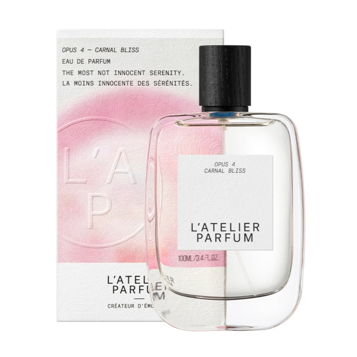 L'Atelier Parfum - Opus 4 - Carnal Bliss Flakon mit klarem Glas und schwarzem Verschluss vor weiß-rosa Verpackung