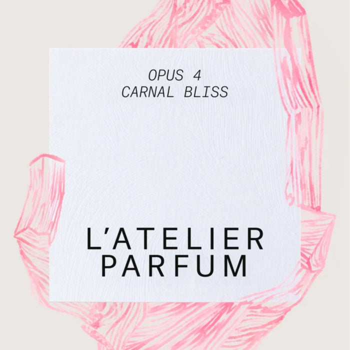 L'Atelier Parfum - Opus 4 - Carnal Bliss Schriftzug auf weißem Papier vor zartrosa Stoffstruktur Hintergrund