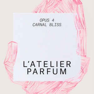 L'Atelier Parfum - Opus 4 - Carnal Bliss Schriftzug auf weißem Papier vor zartrosa Stoffstruktur Hintergrund
