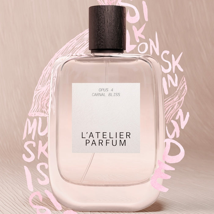 L'Atelier Parfum - Opus 4 - Carnal Bliss Flakon mit klarem Glas und dunkelbraunem Holzverschluss vor beigem Hintergrund