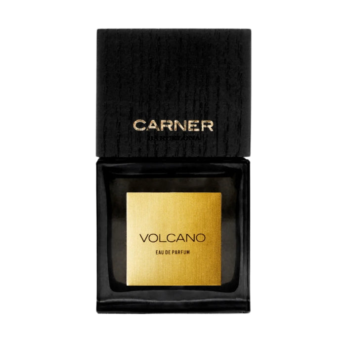 Carner Barcelona - Black Collection - Volcano Parfümflakon in schwarzem Glas mit goldfarbener Beschriftung vor weißem Hintergrund