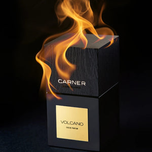 Carner Barcelona - Black Collection - Volcano Parfümflakon mit Flammen und dunklem Holzdesign vor schwarzem Hintergrund